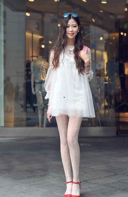 穿薄丝袜白高跟鞋,演绎优雅女性的时尚魅力